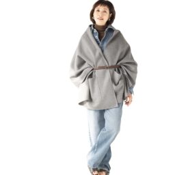 ストール¥28,600／ハウント/ハウント代官山、デニムシャツ¥26,400、デニム¥27,500／ともにレッドカード トーキョー（すべてゲストリスト）、タートルネック¥29,700／スローン（ザ ショップ スローン 神戸）、ベルト¥16,500／マヌエラ フィレンツェ（ピモンテ）、リング¥308,000／ピモンテ、イヤリング¥9,900／アビステ