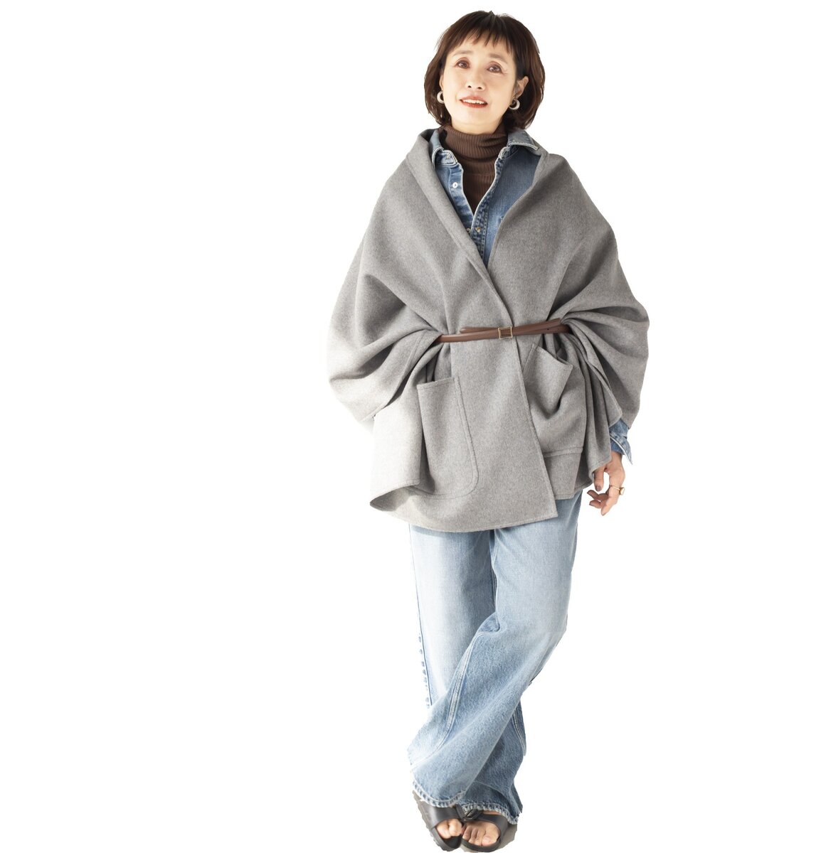 ストール¥28,600／ハウント/ハウント代官山、デニムシャツ¥26,400、デニム¥27,500／ともにレッドカード トーキョー（すべてゲストリスト）、タートルネック¥29,700／スローン（ザ ショップ スローン 神戸）、ベルト¥16,500／マヌエラ フィレンツェ（ピモンテ）、リング¥308,000／ピモンテ、イヤリング¥9,900／アビステ