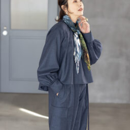 スカーフ¥39,600／アニエス ベー、ブラウス¥47,300、パンツ ¥61,600／ともにエブール（リトル リーグ インク）、ピアス¥11,000／フランシーヌ ブラムリ パリ（ピモンテ）、リング¥8,640／アビステ