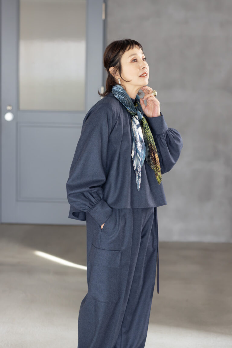 スカーフ¥39,600／アニエス ベー、ブラウス¥47,300、パンツ ¥61,600／ともにエブール（リトル リーグ インク）、ピアス¥11,000／フランシーヌ ブラムリ パリ（ピモンテ）、リング¥8,640／アビステ