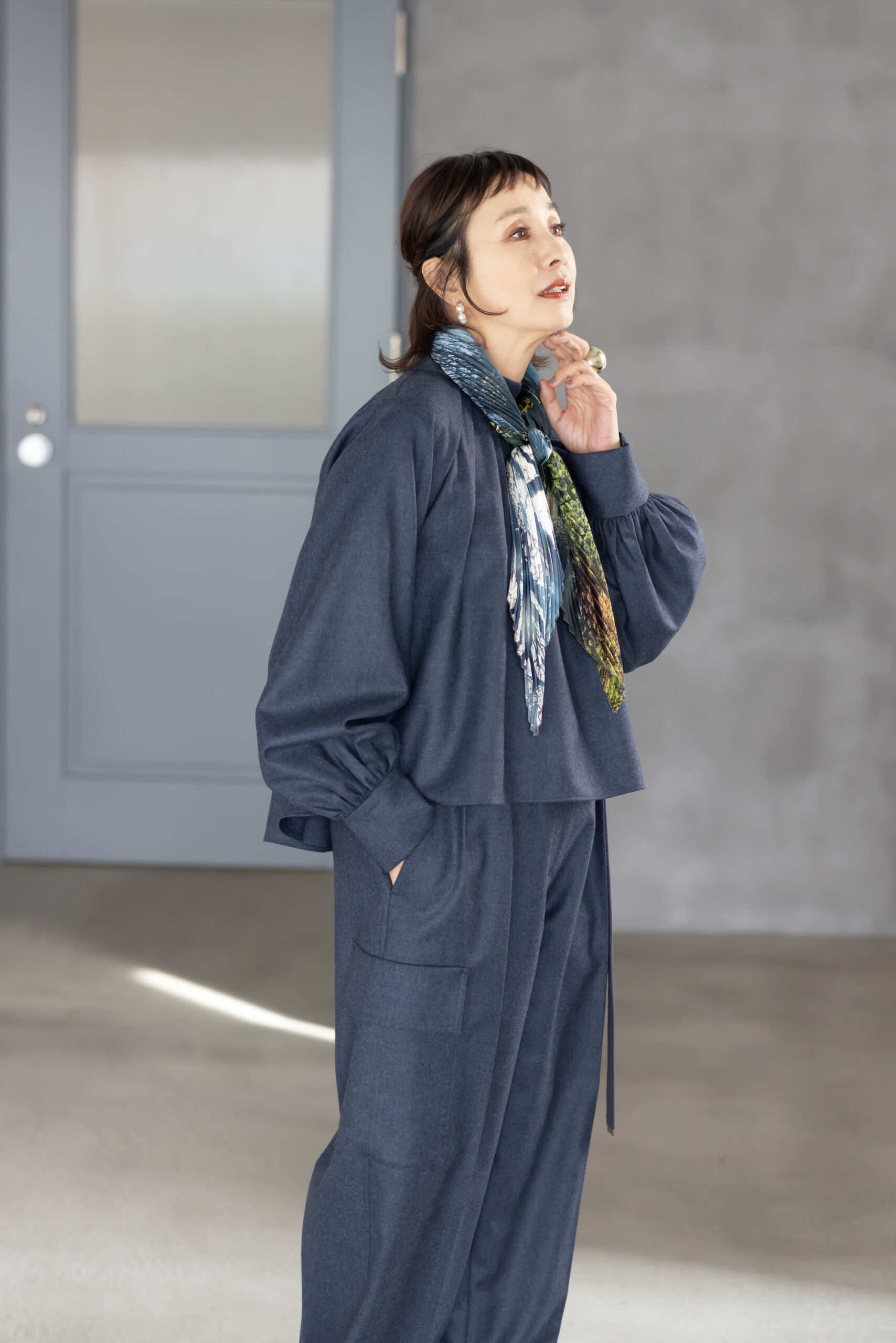 スカーフ¥39,600／アニエス ベー、ブラウス¥47,300、パンツ ¥61,600／ともにエブール（リトル リーグ インク）、ピアス¥11,000／フランシーヌ ブラムリ パリ（ピモンテ）、リング¥8,640／アビステ