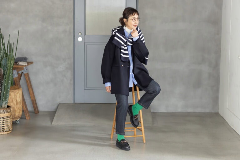 靴下¥9,900/スローン(ザ ショップ スローン 神戸)、コート¥55,000/ハウント/ハウント代官山、肩にかけたカーディガン¥13,200/ステートオブマインド(ともにゲストリスト)、タートルネック¥2,290/ユニクロ、シャツ¥53,900/エブール(リトルリーグ インク)メガネ¥50,600/アイヴァン(アイヴァン東京ギャラリー)、イヤリング¥11,000/アビステ、リング¥88,000/ピモンテ、靴¥96,800/パラブーツ(パラブーツ青山店)