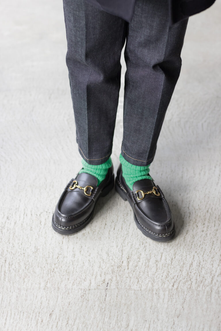 デニム×ローファーにカラーソックスは王道の可愛さ!