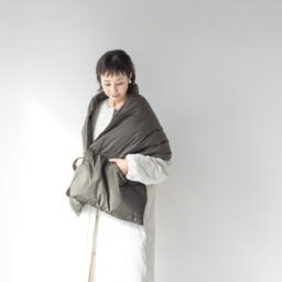 マフラー¥14,300、コート¥44,000 ／ともにナンガ、イヤリング¥8,100／アビステ