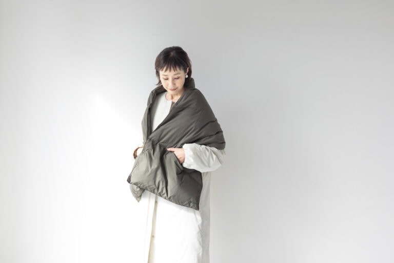 マフラー¥14,300、コート¥44,000 /ともにナンガ、イヤリング¥8,100/アビステ