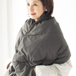 このマフラーはスナップがついていて、ダウンベストのように着ることもできるすぐれもの。