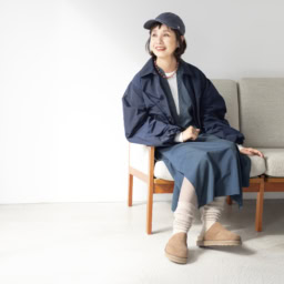 レギンス¥5,500／タビオレッグラボ、靴下¥1,760／靴下屋（ともにタビオ）、ブルゾン¥97,900、ベストワンピース¥112,200／ともにオーメ（村田染工）、ニット¥4,990／ムジラボ（無印良品 代官山）、キャップ¥4,400／フォーティーセブン、ピアス¥16,500／ピモンテ、ネックレス¥30,800／メゾン アイレム（ピモンテ）、靴¥33,000／カミナンド（グラビテート）