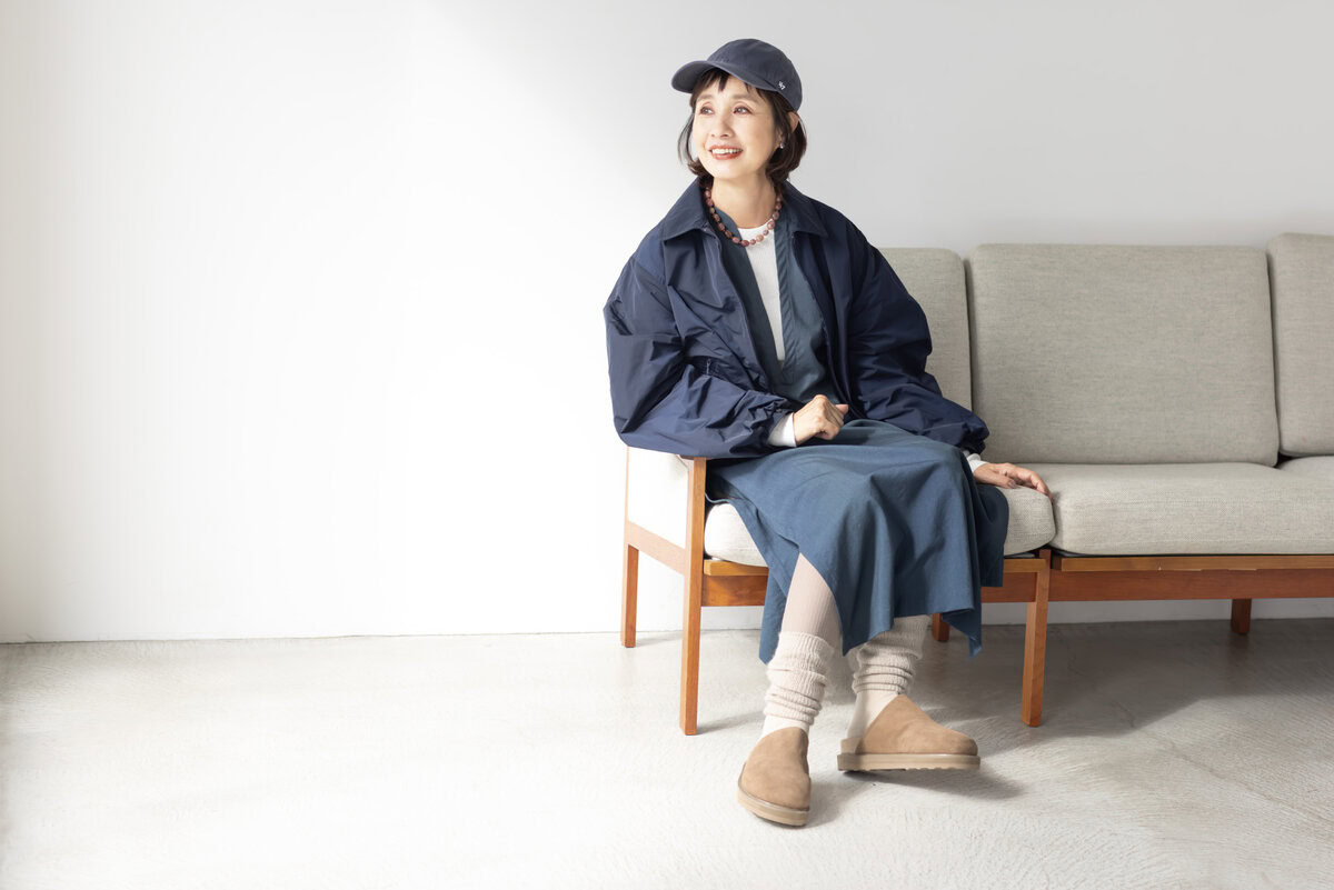 レギンス¥5,500/タビオレッグラボ、靴下¥1,760/靴下屋(ともにタビオ)、ブルゾン¥97,900、ベストワンピース¥112,200/ともにオーメ(村田染工)、ニット¥4,990/ムジラボ(無印良品 代官山)、キャップ¥4,400/フォーティーセブン、ピアス¥16,500/ピモンテ、ネックレス¥30,800/メゾン アイレム(ピモンテ)、靴¥33,000/カミナンド(グラビテート)