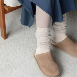 ミュールタイプの靴はタイツだと冬は寒いので、レギンスとソックスを重ねて暖かさをキープして。