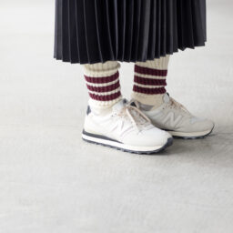 靴下¥2,530／ロトト（ロトトショールーム）、スカート¥26,400／ロペ（ジュンカスタマーセンター）、靴¥12,980／ニューバランス（ニューバランスジャパン お客様相談室）