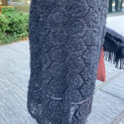 「スカートは立体的な花のモチーフが繊細で、一見ドレスライクなのですが、合わせるアイテム次第で、カジュアルミックスさせたコーデにも着回せます！ブーツも黒を選び、Iラインを強調してみました」