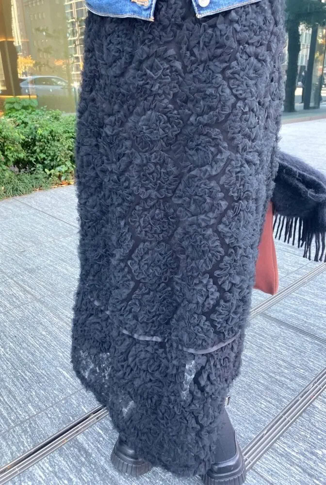 「スカートは立体的な花のモチーフが繊細で、一見ドレスライクなのですが、合わせるアイテム次第で、カジュアルミックスさせたコーデにも着回せます!ブーツも黒を選び、Iラインを強調してみました」