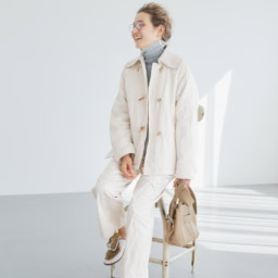 ショート丈コート¥495,000、パンツ¥217,800、中に着たタートルネックニット¥209,000／すべてチヴィディーニ（コロネット）、メガネ¥77,880／ハフマンス&ノイマイスター（コンティニュエ）、ピアス¥43,100、リング¥54,200／ともにトムウッド（トムウッド 青山店）、バッグ¥88,330／ホーガン（トッズ・ジャパン）、シューズ¥83,600／ネブローニ