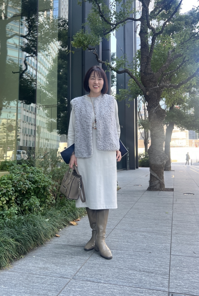 【60代お手本スナップ】時代を超えて愛される「CELINE」バッグを映えアクセントに!エレガントなグレージュワントーンコーデ