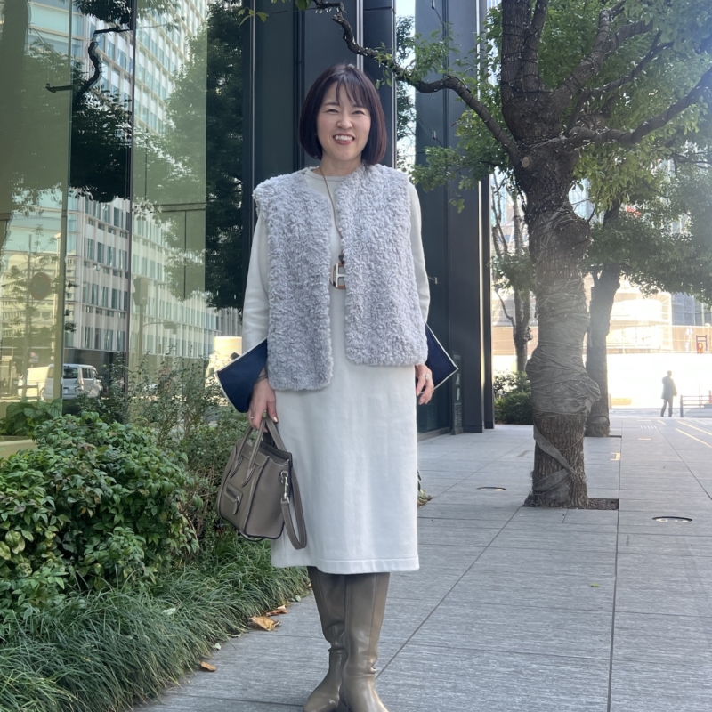 【60代お手本スナップ】時代を超えて愛される「CELINE」バッグを映えアクセントに！エレガントなグレージュワントーンコーデ