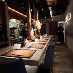 表参道路地裏の大人隠れ家レストラン 「いぇん（HYENE）」のカウンター