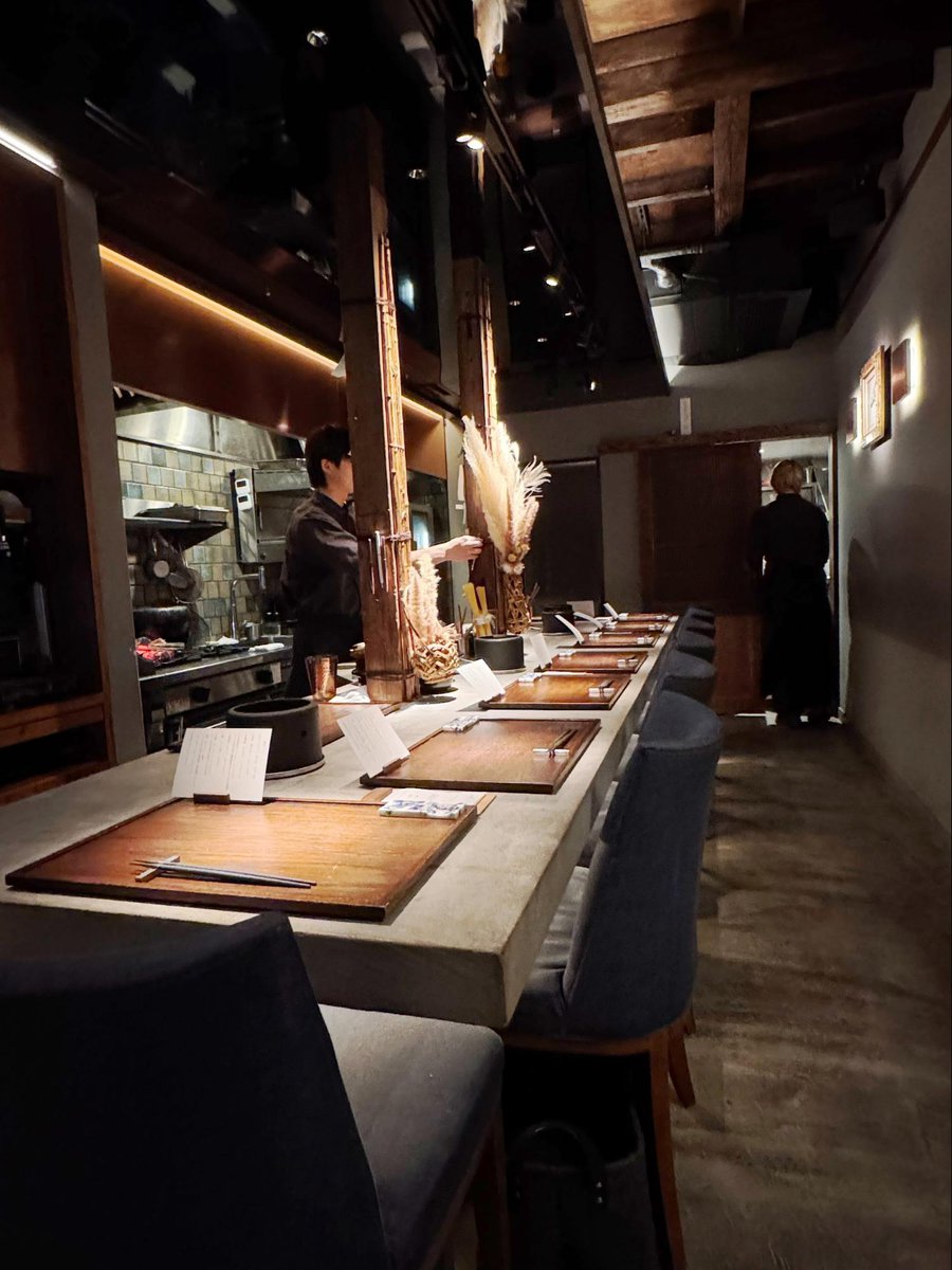 表参道路地裏の大人隠れ家レストラン 「いぇん（HYENE）」のカウンター