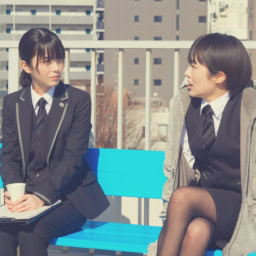 映画『ほどなく、お別れです』より美空（浜辺美波と先輩社員の陽子（森田望智）