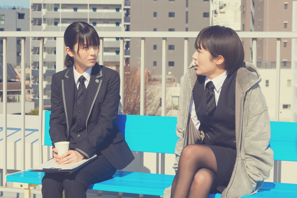 映画『ほどなく、お別れです』より美空（浜辺美波と先輩社員の陽子（森田望智）