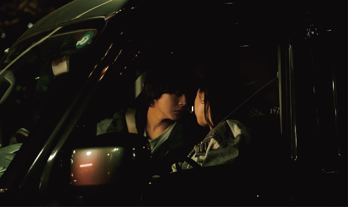 映画『恋愛裁判』より急接近する真衣(齊藤京子)と間山敬(倉悠貴)