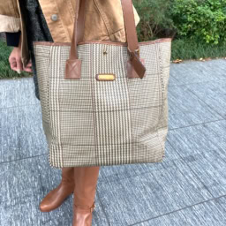 「当時ママバッグで流行っていたラルフローレンのバッグ。デニムジャケットやブーツとマッチするし、日中暑いけど帰りの羽織りを持ち歩くために大きめサイズのバッグにしたくてセレクトしました」