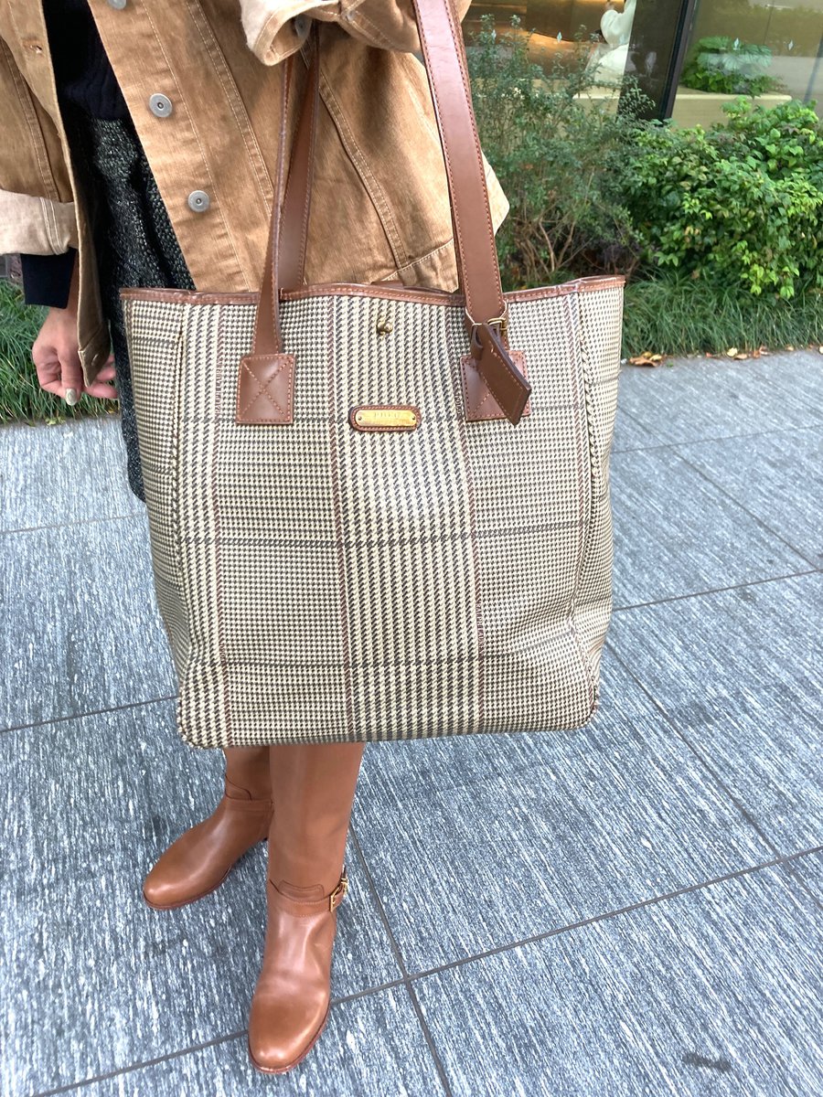 「当時ママバッグで流行っていたラルフローレンのバッグ。デニムジャケットやブーツとマッチするし、日中暑いけど帰りの羽織りを持ち歩くために大きめサイズのバッグにしたくてセレクトしました」