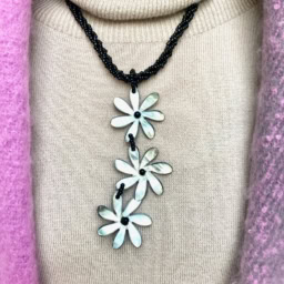 「シェルネックレスのグレーのような自然な光沢感がグレーヘアにマッチすると思ってチョイスしました。ワンピースもグレー味のあるアイボリーカラーなのでちょうどいい匙加減のポイントになりました」