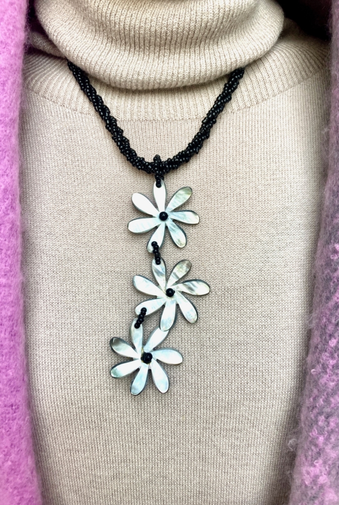 グレーのような自然な光沢感が綺麗なシェルネックレス