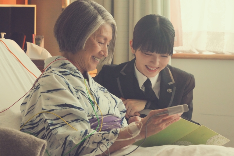映画『ほどなく、お別れです』より美空（浜辺美波）と祖母の花子（夏木マリ）