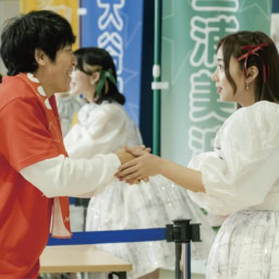 映画『恋愛裁判』よりファンと握手をする真衣(齊藤京子)