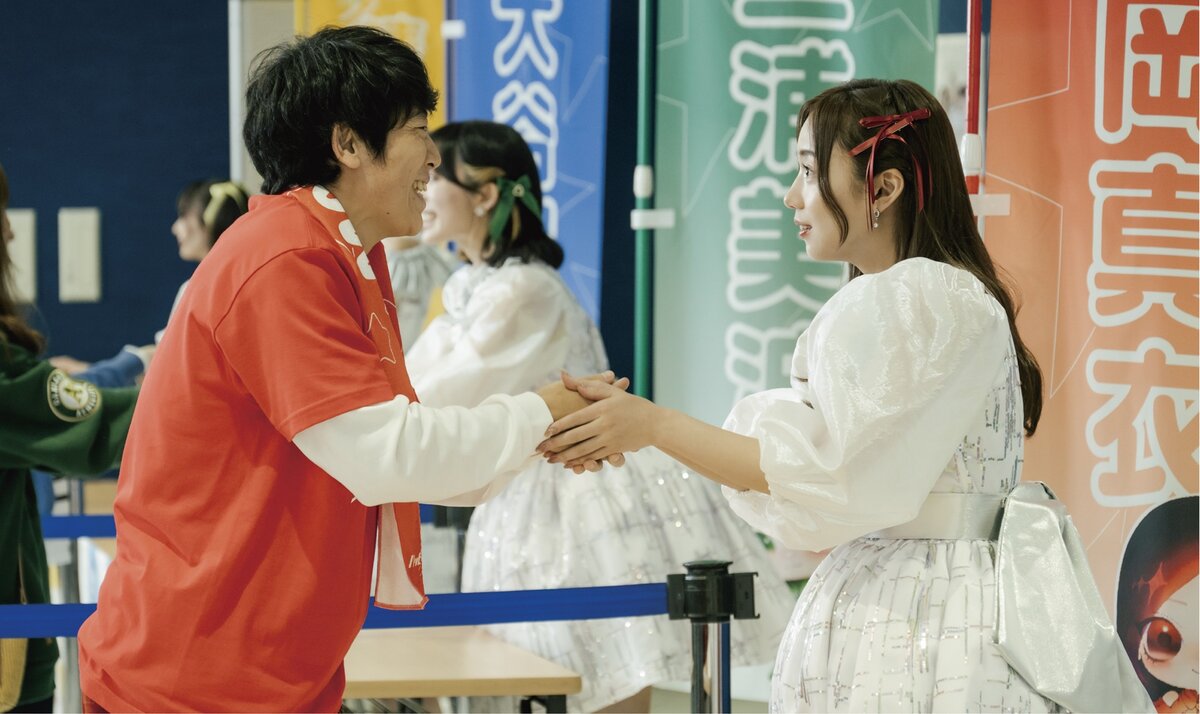 映画『恋愛裁判』よりファンと握手をする真衣(齊藤京子)