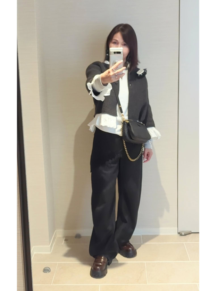 ニットカーデ/ZARA(new)、レースキャミ/ZARA(new)、ブラックデニム/ユニクロC、アクセサリー(new)、バッグ/Louis Vuitton、コインローファー/RAGEBLUE(new)