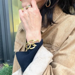 「コーデがカジュアルよりなので、大ぶりのアクセサリーをつけて大人っぽさをプラス。ピアスはクリスマスに夫からもらったもの。茶系のウェアにゴールドを合わせるとキレイめながらも煌びやかになりすぎないのでお気に入りの組み合わせです」