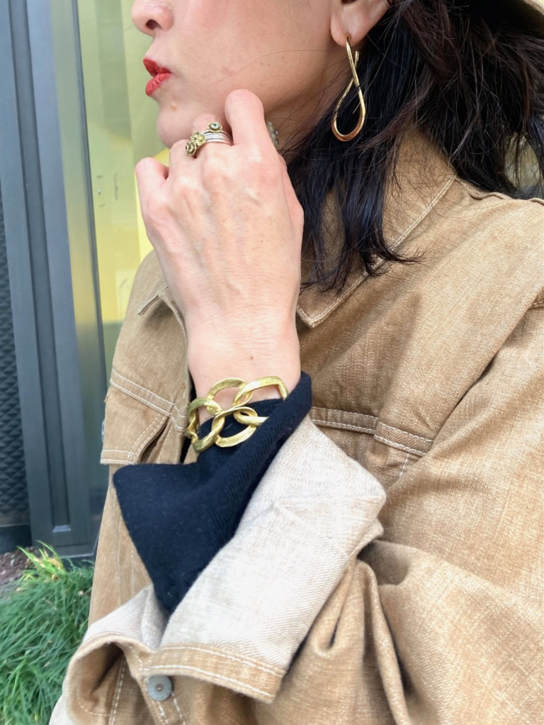 「コーデがカジュアルよりなので、大ぶりのアクセサリーをつけて大人っぽさをプラス。ピアスはクリスマスに夫からもらったもの。茶系のウェアにゴールドを合わせるとキレイめながらも煌びやかになりすぎないのでお気に入りの組み合わせです」