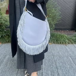 「J&M DAVIDSONで人気の巾着バッグを買いに行くつもりが、斜めがけにもハンドル持ちもできて、かしこまった場だけでなくカジュアルなシーンにも使えると思って購入したバッグです。細かく繊細に揺れるフリンジがキレイで、コーデのアクセントとして投入しました」