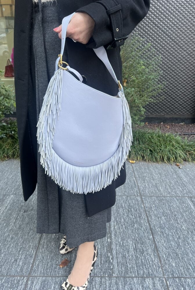 かしこまった場だけでなくカジュアルなシーンにも使えるバッグ