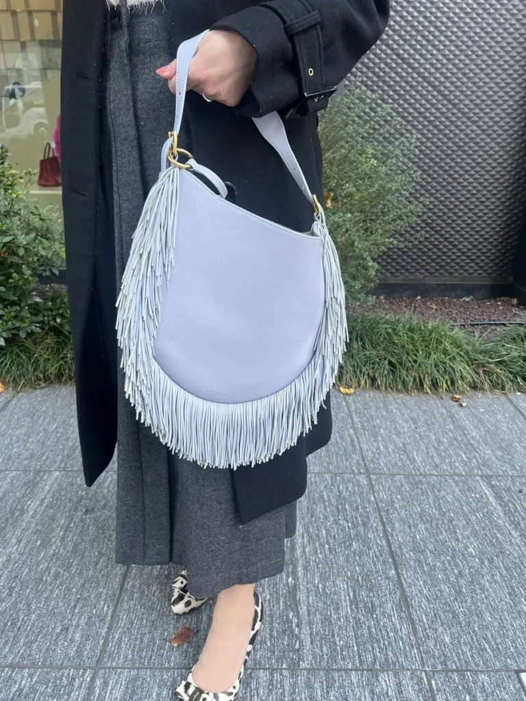「J&M DAVIDSONで人気の巾着バッグを買いに行くつもりが、斜めがけにもハンドル持ちもできて、かしこまった場だけでなくカジュアルなシーンにも使えると思って購入したバッグです。細かく繊細に揺れるフリンジがキレイで、コーデのアクセントとして投入しました」