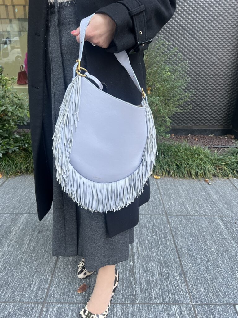 かしこまった場だけでなくカジュアルなシーンにも使えるバッグ