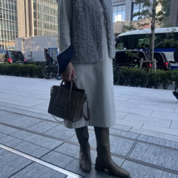 「セリーヌのラゲージバッグは廃盤になると聞き、かけこみ購入したもの。サイズ感もちょうどよく、デイリーはもちろん、旅行でも重宝しています♡ブーツは、バッグの色やワンピースの丈ともバランスピッタリだったのでチョイスしました」