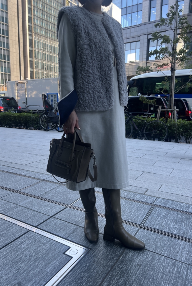 バッグもブーツも色のトーンを合わせてセレクト