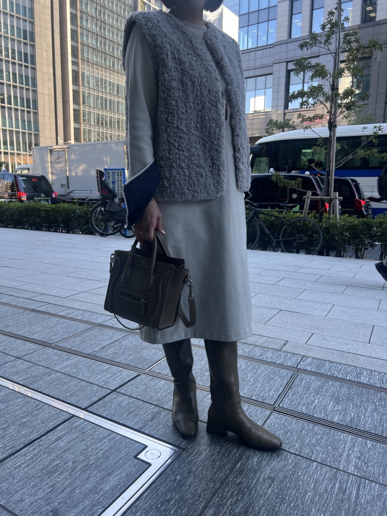 バッグもブーツも色のトーンを合わせてセレクト