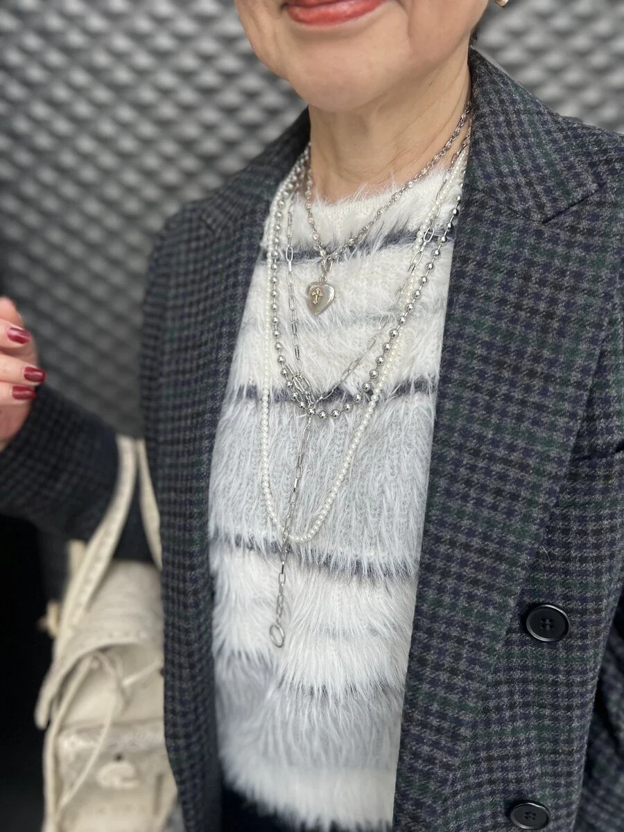 「ローリーロドキンのネックレスをメインに長さや太さに違いを持たせてレイヤード。奥行きが生まれてプチプラアイテムも深みが増し小洒落て見えます」