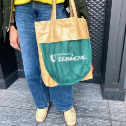 「バッグはBEAMS JAPAN×もとまちユニオンのエコバッグを。アウターとニット＆シューズの色とリンクさせ、色の渋滞を回避しました」