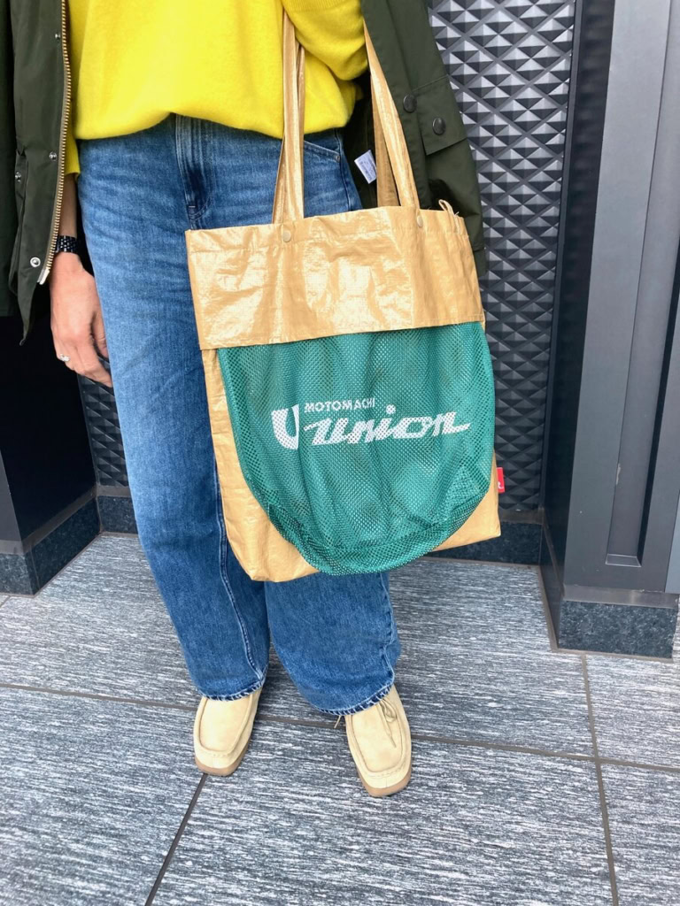 「バッグはBEAMS JAPAN×もとまちユニオンのエコバッグを。アウターとニット&シューズの色とリンクさせ、色の渋滞を回避しました」