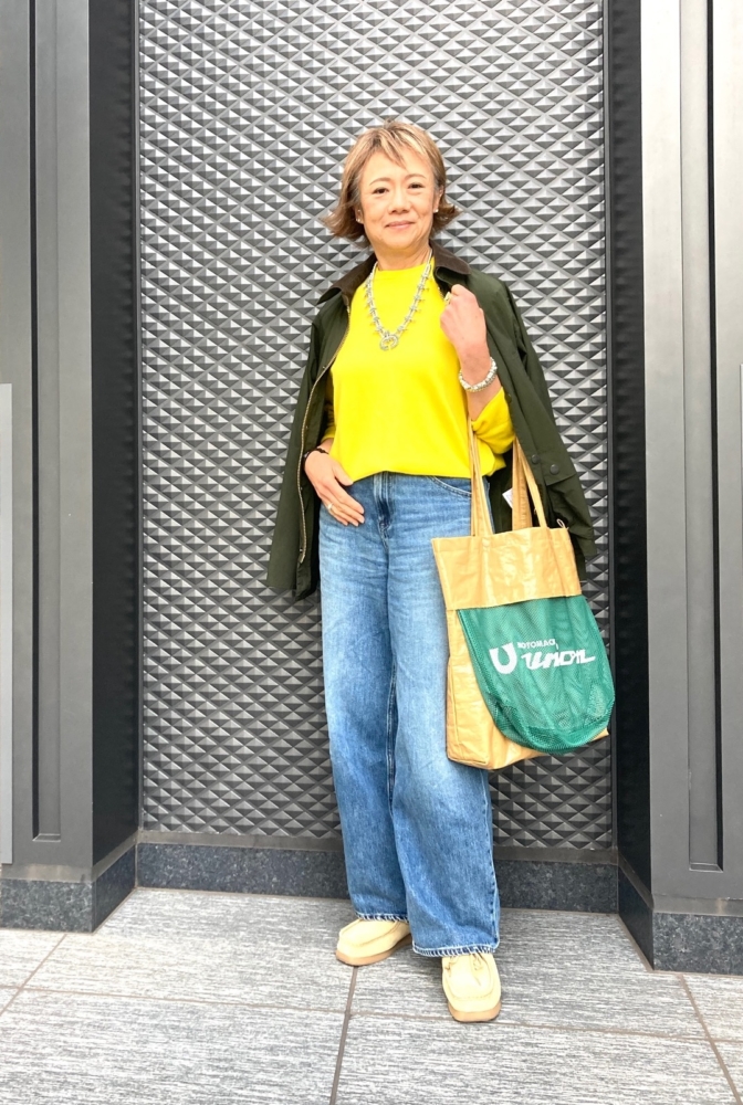 【60代お手本スナップ】「バブアー」のアウターとビタミンイエローが好相性!自然体な大人のデニムスタイル