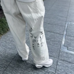 「この白のワークパンツは、前後にヴィンテージライクなステンシルプリントが入っているところに一目惚れ。コットン100％で環境にも配慮した素材を使用しているところもお気に入りのポイントです」