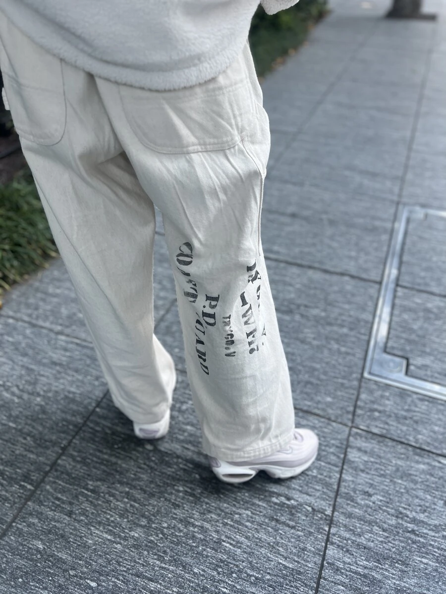 「この白のワークパンツは、前後にヴィンテージライクなステンシルプリントが入っているところに一目惚れ。コットン100%で環境にも配慮した素材を使用しているところもお気に入りのポイントです」