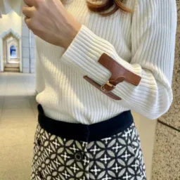 「トップスは普段から通っているセレクトショップ『マダムエツコ』のニット。袖部分のHベルトがワンポイントになり、シンプルなコーデをクラスアップしてくれる気がします」