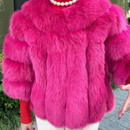 「首元に大ぶりなパールネックレスをつけることで、レフ板効果はもちろん赤やピンクとの対比が際立ち顔まわりをスッキリ見せることができました」