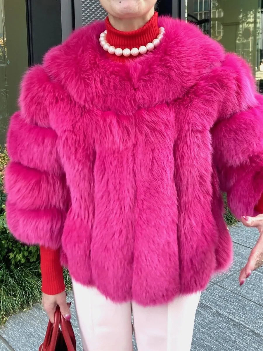 「首元に大ぶりなパールネックレスをつけることで、レフ板効果はもちろん赤やピンクとの対比が際立ち顔まわりをスッキリ見せることができました」